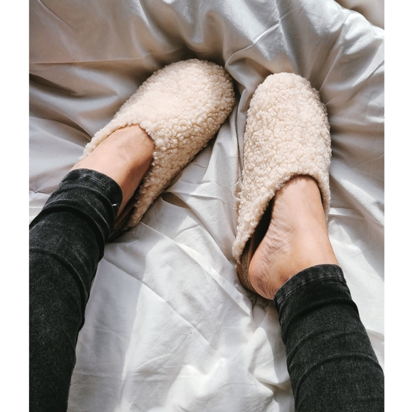 Shoes - 🚨Cozy Collection// Beige sherpa slippers